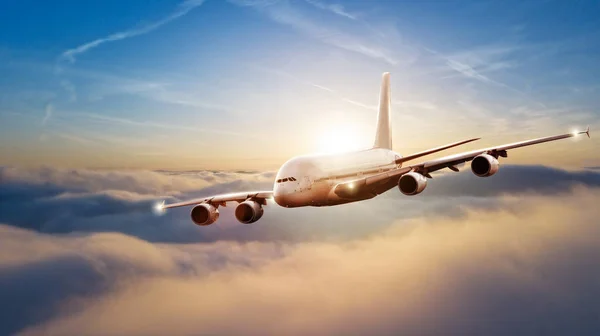 Enorme commerciële vliegtuig vliegen boven de wolken — Stockfoto
