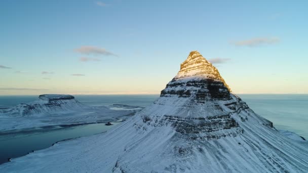 冰岛著名山地 Kirkjufell 鸟瞰图 — 图库视频影像