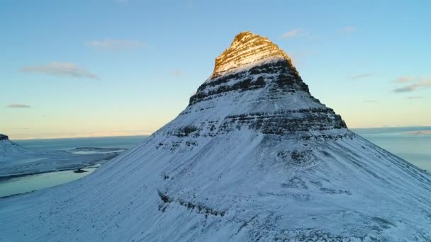 有名な山 Kirkjufell アイスランドの空撮 — ストック動画
