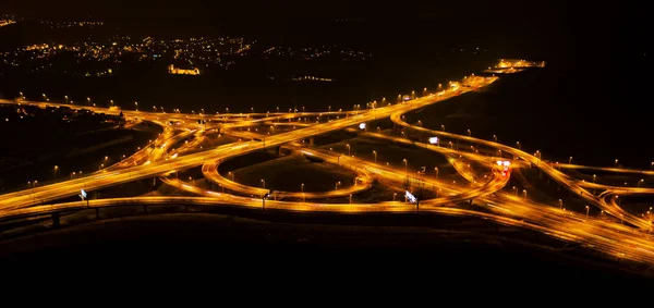 Aerial view of highway crossroad at night. — Stock Photo, Image