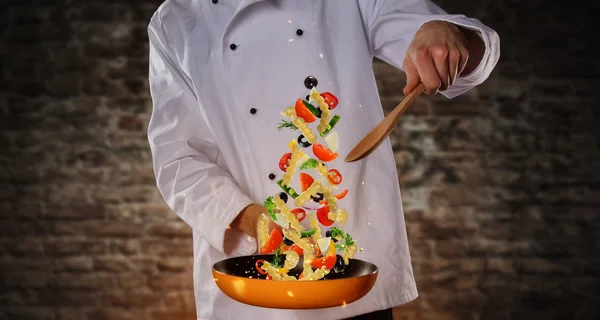 Lähikuva kokki valmistelee italialaista pastaa ateria — kuvapankkivalokuva