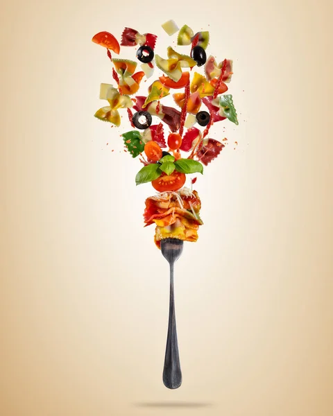 Konzept des Fliegenden Essens mit Gabel und traditionellem italienischem Farfall — Stockfoto