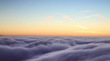Zaman atlamalı gündoğumu ışık alçak bulutlar