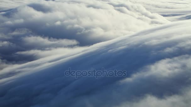 Lasso Tempo Nuvole Basse Alla Luce Dell Alba — Video Stock