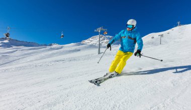 Genç adam yokuş aşağı Alps Kayak