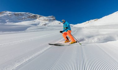 Genç adam yokuş aşağı Alps Kayak