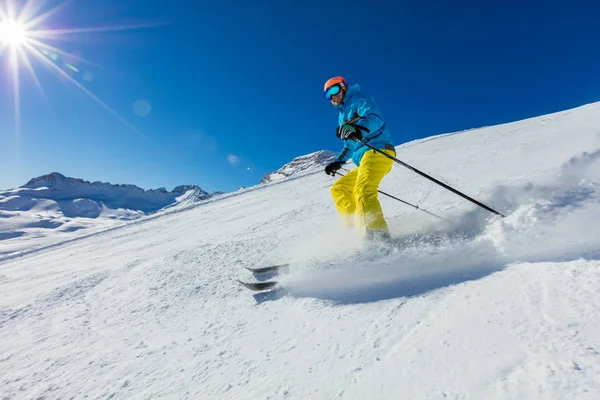 Молодой человек катается на лыжах в Альпах — стоковое фото