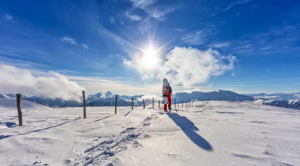 Snowboarder gyaloglás-ra hótalp-porhó. — Stock Fotó