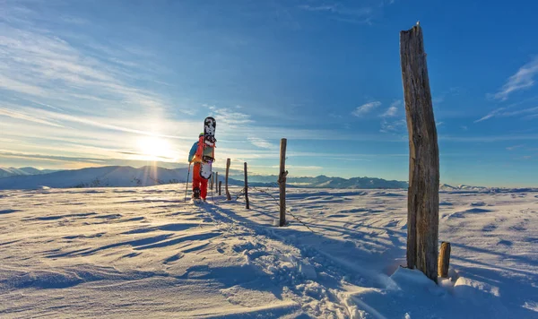 Wandelen op sneeuwschoenen in poeder sneeuw snowboarder. — Stockfoto