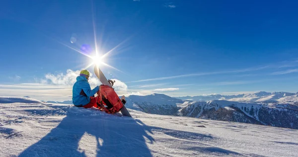 Snowboarder στην κορυφή βουνού, αλπικό τοπίο — Φωτογραφία Αρχείου