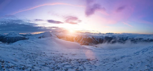 Bela paisagem alpina panorâmica no inverno — Fotografia de Stock