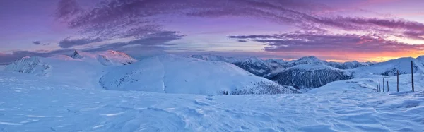Piękny panoramiczny alpejski krajobraz zimą — Zdjęcie stockowe