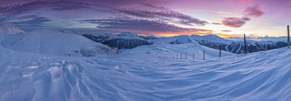 Bela paisagem alpina panorâmica no inverno — Fotografia de Stock