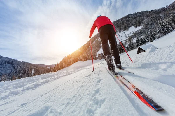 Langlauf. Junger Mann beim Sport im Freien. — Stockfoto