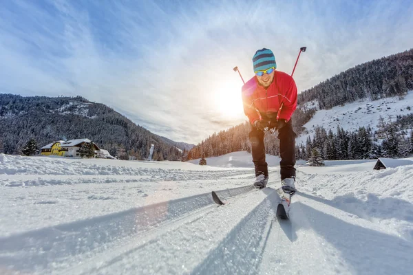 Trasy narciarstwa biegowego. Młody człowiek robi ćwiczenia — Zdjęcie stockowe