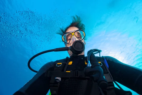 Young man scuba diver selfie — Stock Photo, Image