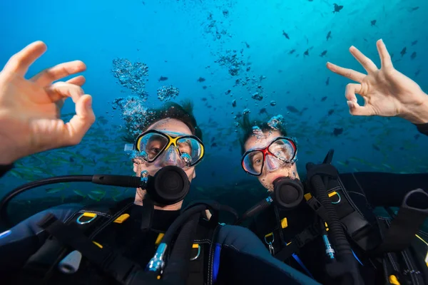 Couple of scuba divers showing ok sign, portrait photography — Stock Photo, Image