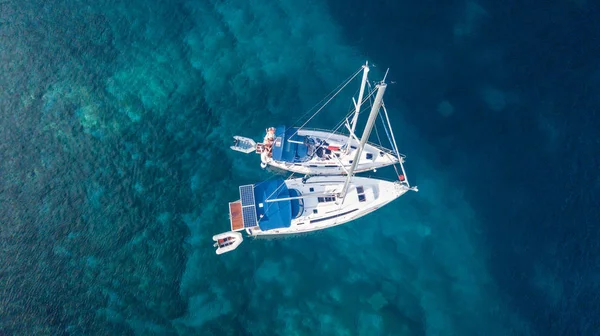 Vue aérienne de deux voiliers d'ancrage en eau libre . — Photo