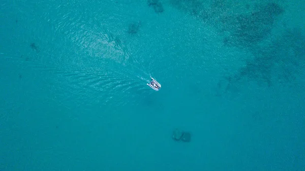 A légi felvétel a sculler, a nyílt vízben. — Stock Fotó