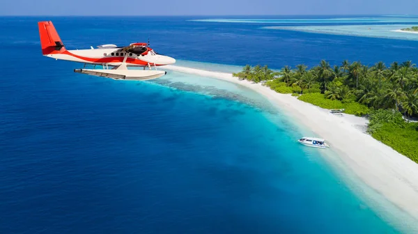 Hydroplán létající nad exotické Island na Maledivách. — Stock fotografie