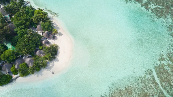 Vista aérea del complejo tropical con playa de arena, Maldivas . — Foto de Stock