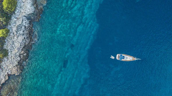 Widok z lotu ptaka mocowania jachtu obok wyspy. — Zdjęcie stockowe