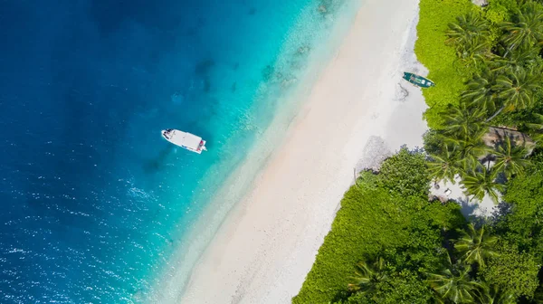 Vista aérea da ilha tropical com praia de areia, Maldivas — Fotografia de Stock