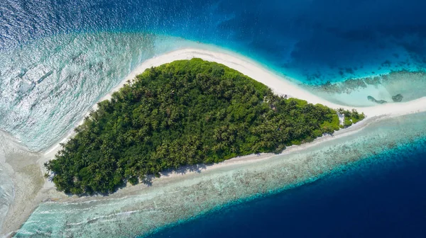 Letecký pohled na tropical Island s písečnou pláží, Maledivy — Stock fotografie
