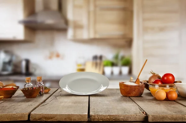 Livsmedelsingredienser i köket placeras på planka — Stockfoto