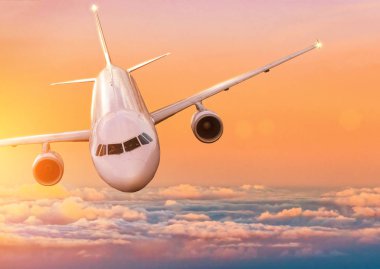 Güzel gün batımı bulutların üzerinde uçan uçak Jet