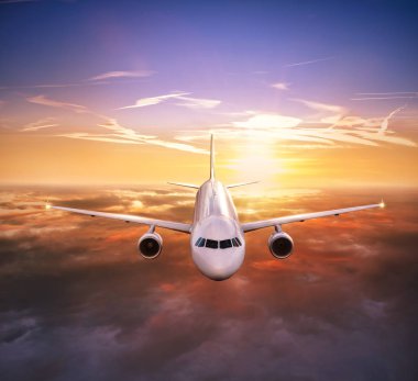 Güzel gün batımı bulutların üzerinde uçan uçak Jet