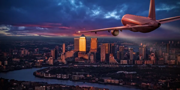 Vliegtuig straalvliegtuig vliegen boven zakelijke district van Londen. — Stockfoto