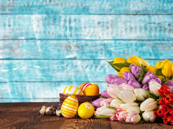 Bouquet di tulipani colorati con uova di Pasqua — Foto Stock