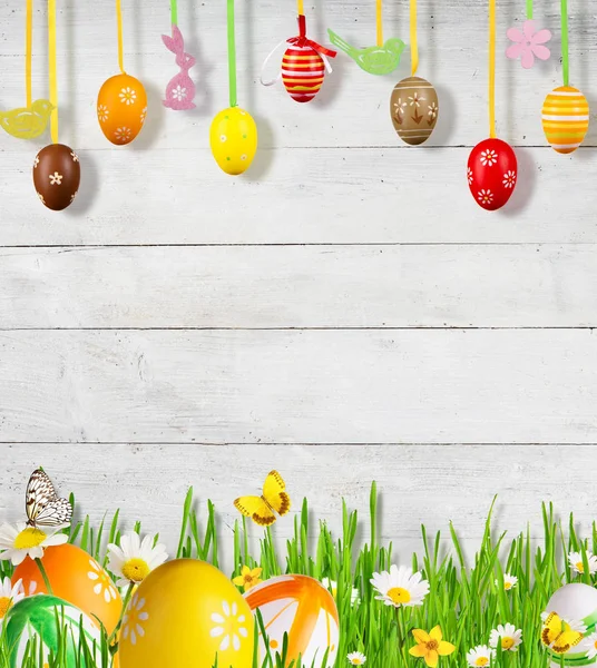 Idyllische Frühlingswiese mit Ostereiern und Schmetterlingen — Stockfoto