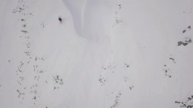 Genç adam üzerinde kayak Alps için kış faaliyet havadan görüntüleri. 