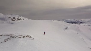 Genç adam üzerinde kayak Alps için kış faaliyet havadan görüntüleri. 