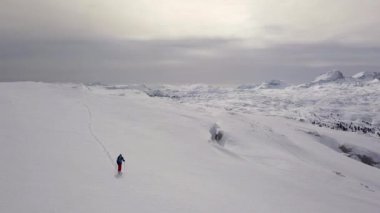 Genç adam üzerinde kayak Alps için kış faaliyet havadan görüntüleri. 