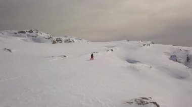Genç adam üzerinde kayak Alps için kış faaliyet havadan görüntüleri. 