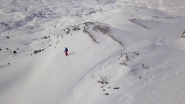 Genç adam üzerinde kayak Alps için kış faaliyet havadan görüntüleri. 
