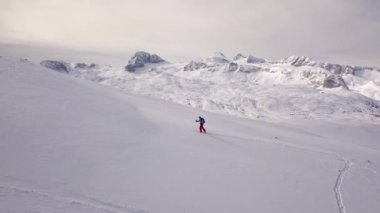 Genç adam üzerinde kayak Alps için kış faaliyet havadan görüntüleri. 