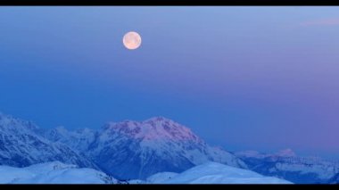 Kısa zaman atlamalı Alp Dağları'nda düşen dolunay