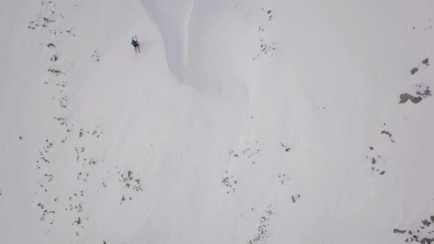 Joven Trepando Esquiar Los Alpes Imágenes Aéreas Actividad Invernal — Vídeo de stock