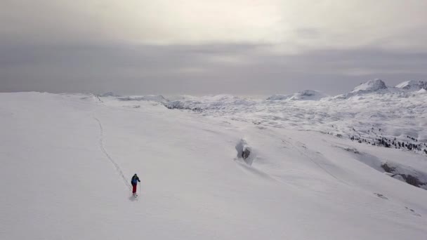 Jovem Escalando Esqui Nos Alpes Filmagem Aérea Atividade Inverno — Vídeo de Stock