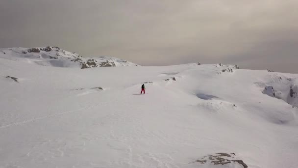 Jonge Man Klimmen Skiën Alpen Luchtfoto Beelden Van Winter Activiteit — Stockvideo