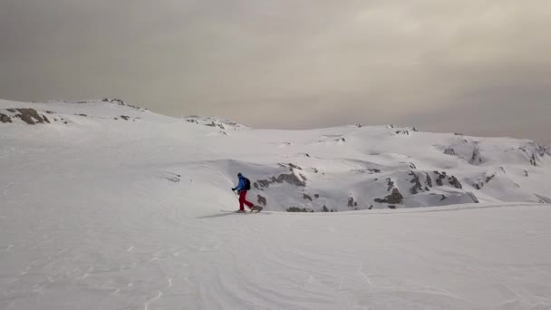 Joven Trepando Esquiar Los Alpes Imágenes Aéreas Actividad Invernal — Vídeos de Stock