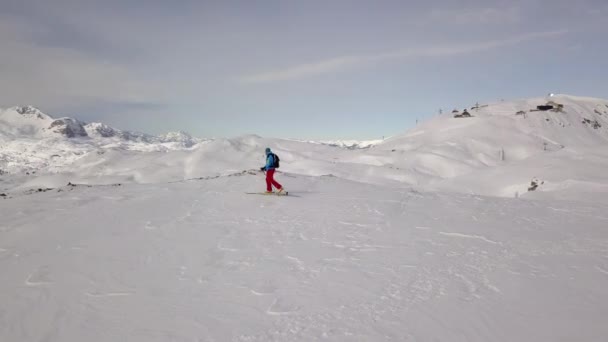 Joven Trepando Esquiar Los Alpes Imágenes Aéreas Actividad Invernal — Vídeos de Stock