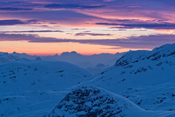 Schöner Sonnenuntergang über den alpinen Bergen im Winter — Stockfoto