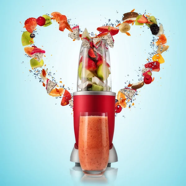 Плавний мікшер з напоями та фруктовими літаючими інгредієнтами в серці — стокове фото