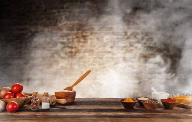 Mutfak pişirme ve pişirme malzemeleri ahşap masanın üzerine yerleştirilen