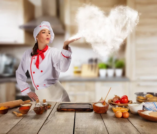 Mujer joven como chef en la cocina, concepto de preaparación de alimentos —  Fotos de Stock